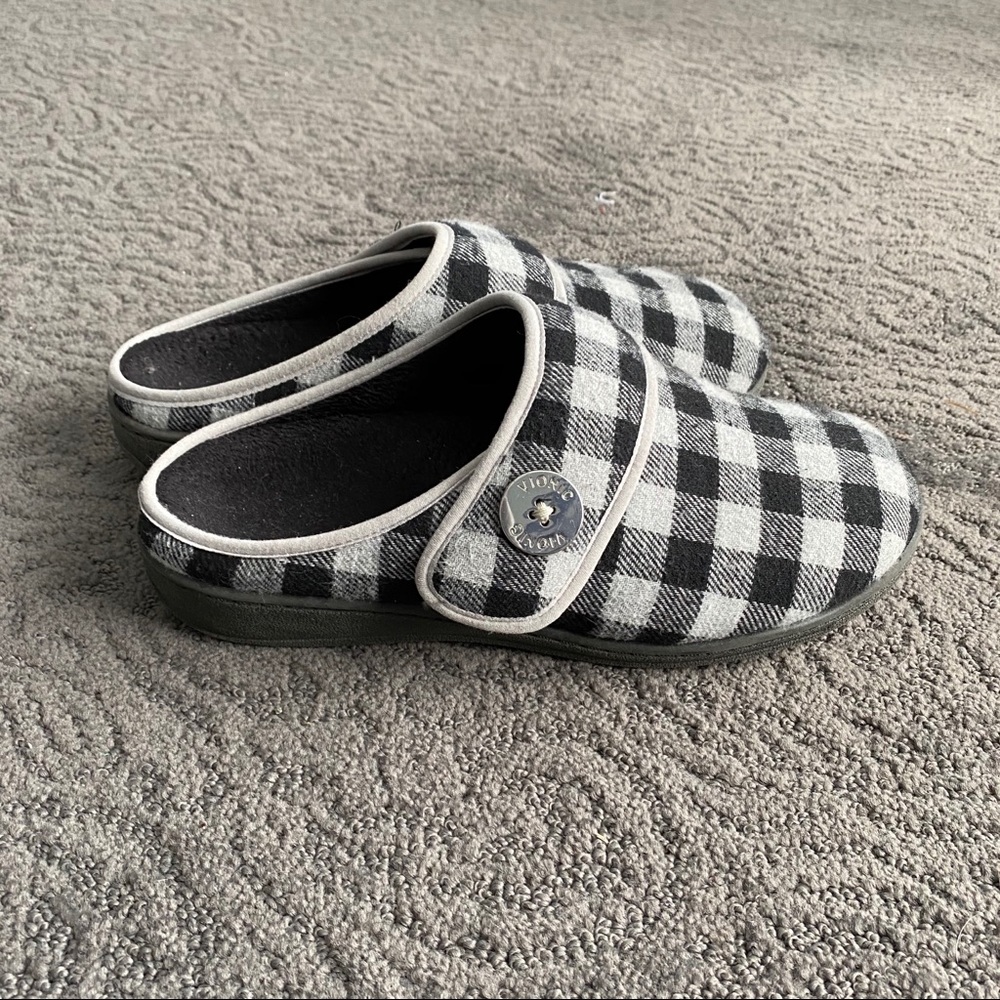Vionic slippers